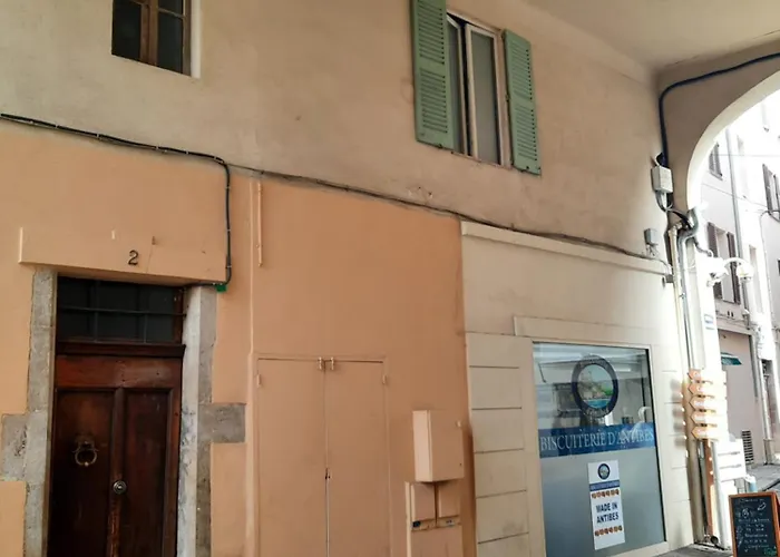 Vieille Ville, 1 bedroom apt, max 2 adults&2 kids